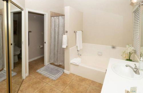 Spacious house with pool heater, hot tub, billiards - Foto 22