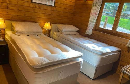 3 Bedroom Lodge Hotub pool in Horsley Surrey UK - Photo 41