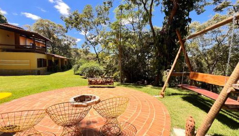 Refúgio em Macacos para até 12 hóspedes com piscina aquecida, 5 suítes e riacho - Foto 3, Garden, Garden view