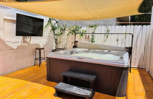 3 bedroom with Hot Tub and Video game console 10 minutes from Rodeo Drive Beverly Hills - Photo 4