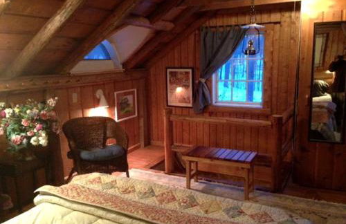 Charming and Secluded Log Cabin Rental on Small Farm near Lake Michigan - Foto 10