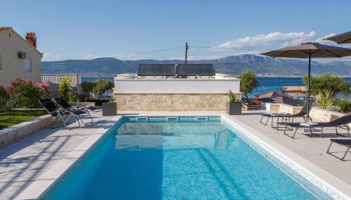 Luxury Poolside Villa - Photo 2