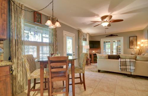 Riverfront Getaway with Hot Tub and Game Room! - Foto 13