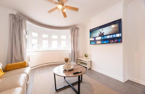 4 Bedroom Family Home In South East London - Photo 3
