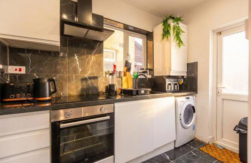 Spacious 3-Bed Home for 8 | Free Parking & Garden - Foto 16