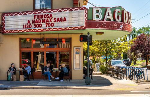 Stay Portland - Modern Portland Studio - Food Carts & Local Shops - Photo 21