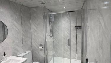 Stylish Two-Storey Apartment Rochdale - Foto 4, towels, Shower