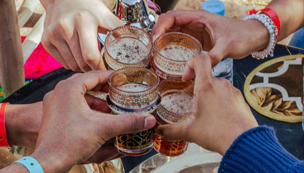 Trinquez avec du thé marocain