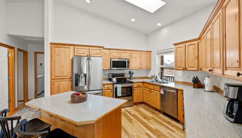 Modern Lodge with a Jacuzzi Tub - Photo 2