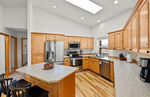 Modern Lodge with a Jacuzzi Tub - Photo 2
