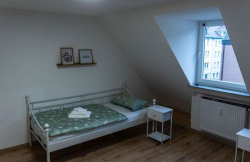 Moderne Ferienwohnung in Gelsenkirchen-Schalke für 1 bis 7 Personen mit Terrasse, ideal für Gruppen & Stadionbesuche - Foto 7