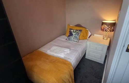 Peaceful Home from Home - Spacious 3 Bedroom House Accommodating 7 - Ideal for Families and Workers - Foto 6