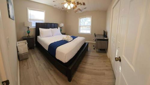 Chic Oasis: 3BR, 2BA, Private Deck - Photo 4