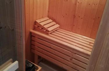 Forest Path luxury Studio Apartment with large bedroom bathroom and sauna Sleeps up to 4 - Photo 2
