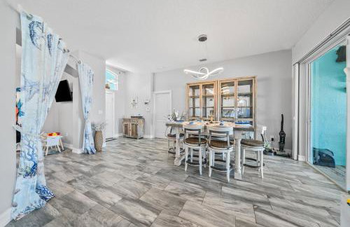 Game Room Theater Luxurious Waterfront Retreat - Photo 13