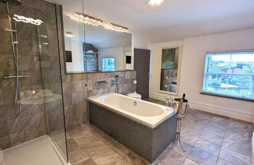 Lux 2 Bed Apartment, 2 Parking spaces, 1 minute to Metrolink - Photo 22