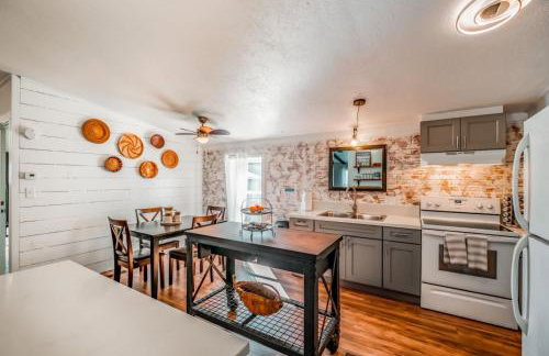 Renovated Bungalow Getaway - Foto 27