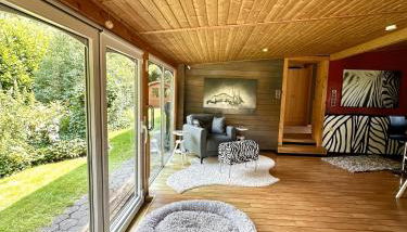 Lodge of Africa - einzigartige Themenzimmer, eingezäunten Garten, Sauna, Whirlpool & Kamin, Hunde willkommen, Gasgrill, voll ausgestattete Küche, großer Essbereich, Hamburg & Stade in der Nähe - Photo 2