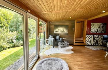 Lodge of Africa - einzigartige Themenzimmer, eingezäunten Garten, Sauna, Whirlpool & Kamin, Hunde willkommen, Gasgrill, voll ausgestattete Küche, großer Essbereich, Hamburg & Stade in der Nähe - Photo 2