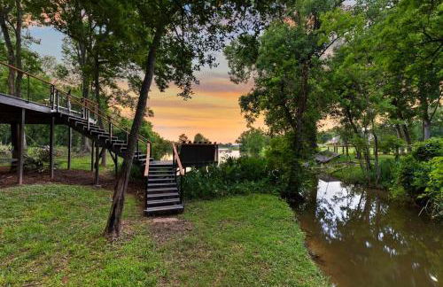 LUX Treehouse on Private Lake next to Lake Conroe with Game room, Paddleboards, Lake Views, and more! - Foto 61