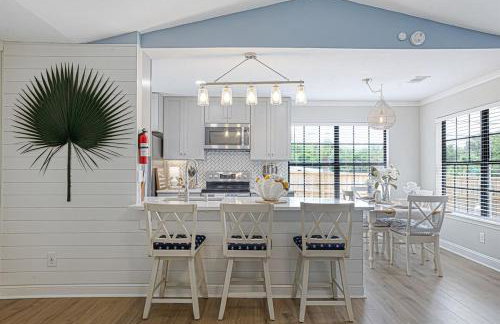 Gritz & Giggles, Where Southern Charm Meets Belly Laughs - Foto 40