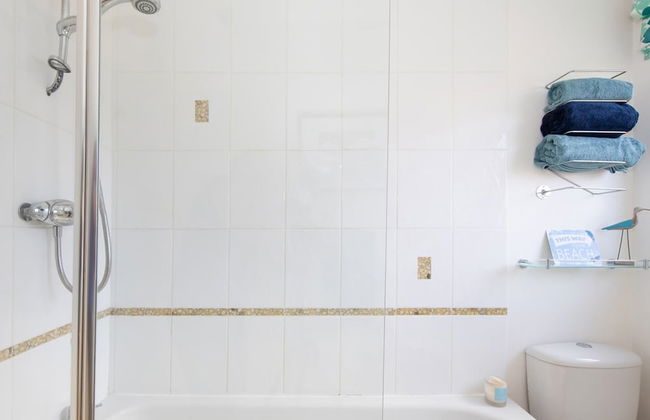 Sunny Modern Nr Beach Village w Parking - Photo 15