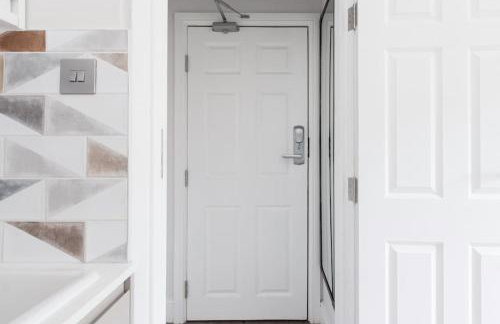 Decompress at a Serene Studio in Classic Townhouse - Foto 16