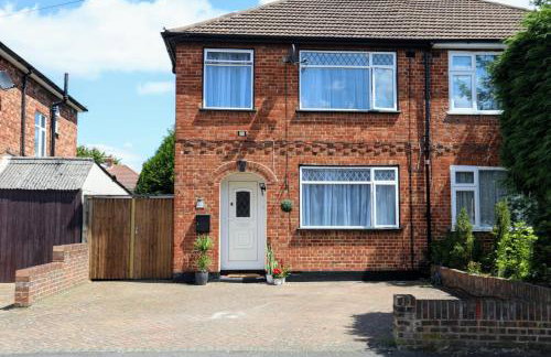 Aisiki Stays Apartments at Hillingdon, 3-Bedroom & 2-Bathroom, Pet-Friendly House with Garden, King or Twin Beds with Free WiFi and Parking Space - Foto 20