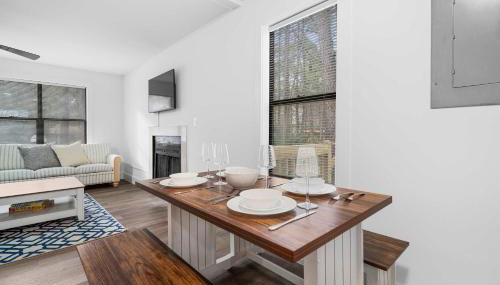 8 Minutes to UNC - Outdoor Deck - Washer and Dryer - Foto 2