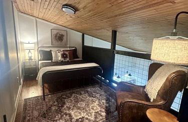 Tranquil Wooded Cabin Retreat with Private Hot Tub & Fire Pit Near Gentry, Arkansas - Foto 4