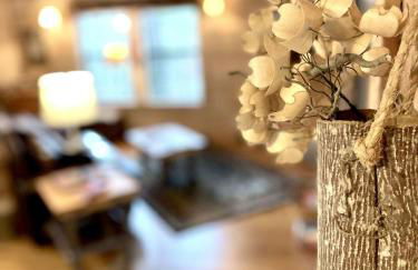 Private and Perfect! - hot tub, king bed, fireplace - dog and motorcycle friendly Studio Cabin by RedAwning - Foto 28