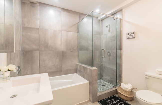 3 Br Luxury & Spacious Apartment in Little Italy - Photo 12