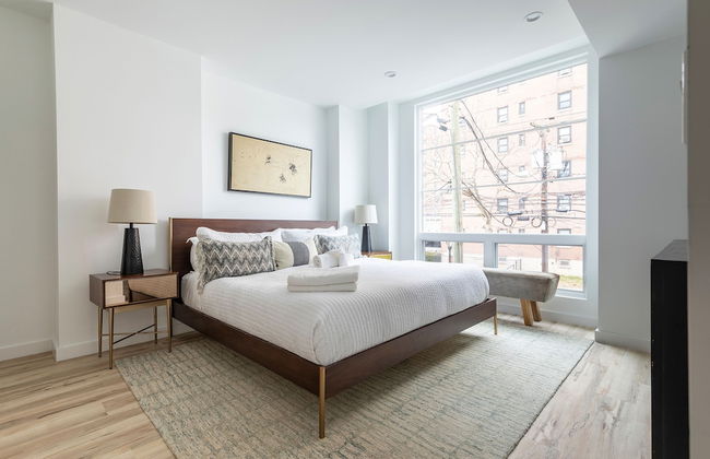 Lavish 3BR Retreat w Private Rooftop Deck Near NYC - Foto 15