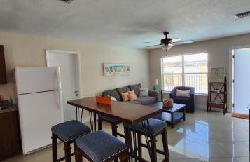 Prime Location Gateway with Pool & Patios, Near Beaches, Groceries and Restaurants - Photo 28