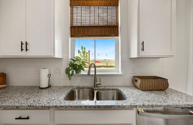 New Build W/ Great Backyard & Lake Access! - Foto 10