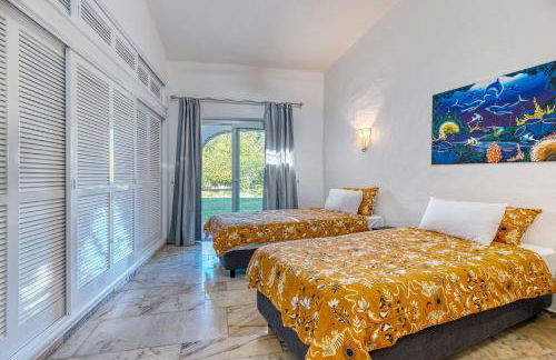 Golfinhos - MAGNIFICENT & SPACIOUS 5 BEDROOM VILLA - Foto 80