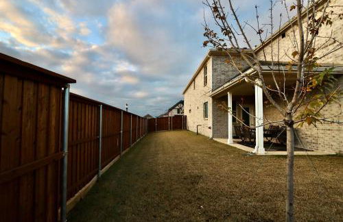 Luxe Living 4-bedroom with fireplace & game room - Photo 20