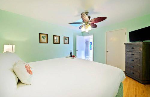 Ocean Views Walk to the Beach with King Suite - Foto 21