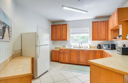 Walk to the Beach! New Smyrna Hideaway with Patio - Foto 9