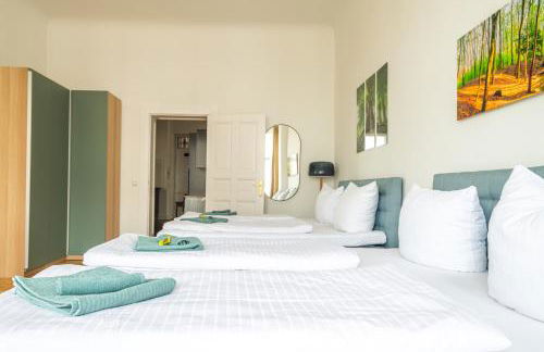 KAISER 02 by ROCKCHAIR Apartments l SUPERHOST Status l 3 Bedrooms Boxspringbeds 2 Bathrooms l Cozy Family & Business Flair 155 sqm 3 Balcony 2nd Floor Elevator up to 10 guests welcomes you! - Foto 72