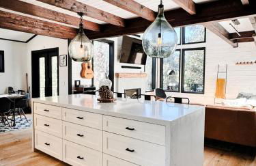 Haven at Cedar Haus Luxury 1BR Escape w Hot Tub EV Charger Gourmet Kitchen Fully Fenced Yard Dogs OK - Foto 21