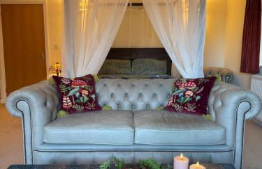 Romantic Luxury Cabin & Hot Tub near New Forest Dorset - Photo 7