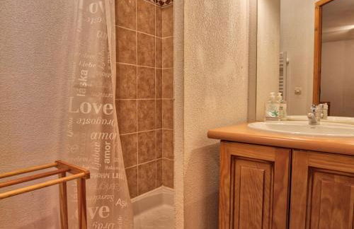 Appartement typique au pied des pistes avec balcon et parking - FR-1-505-45 - Foto 6