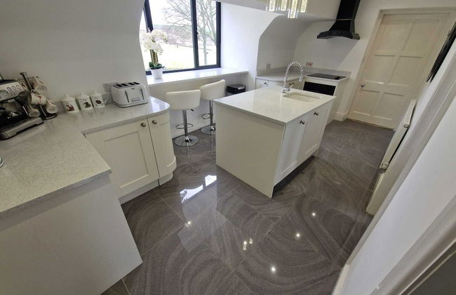 Luxury Penthouse Apartment - Beautiful Countryside - Photo 3