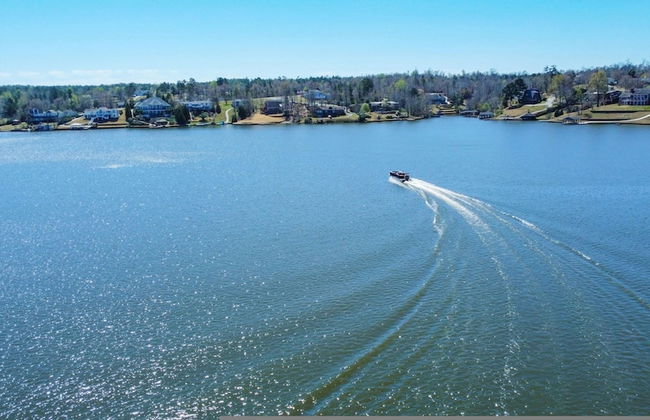 7BR Lakefront Haven Pool Hot Tub Gated 4acres - Foto 55