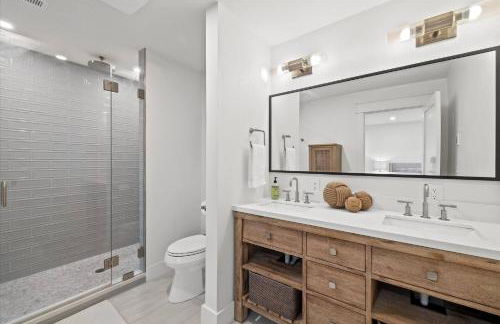 Luxury Lakeview Stay | Main&Guest House, Sleeps 10 - Foto 11