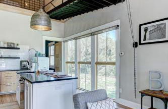 The Shotgun House from Fixer Upper - 800 5-Stars - Steps to Silos, BU, & Downtown - Foto 9