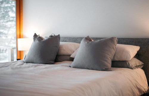 Midcentury home, private beach. large great room - Foto 39