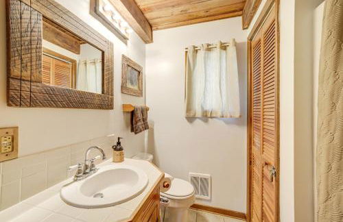 Spring Creekside Getaway at Whittier Cabin with Deck - Foto 11