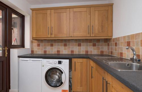 Large 5BR Home - Ideal for Contractors - Parking Available - Photo 30